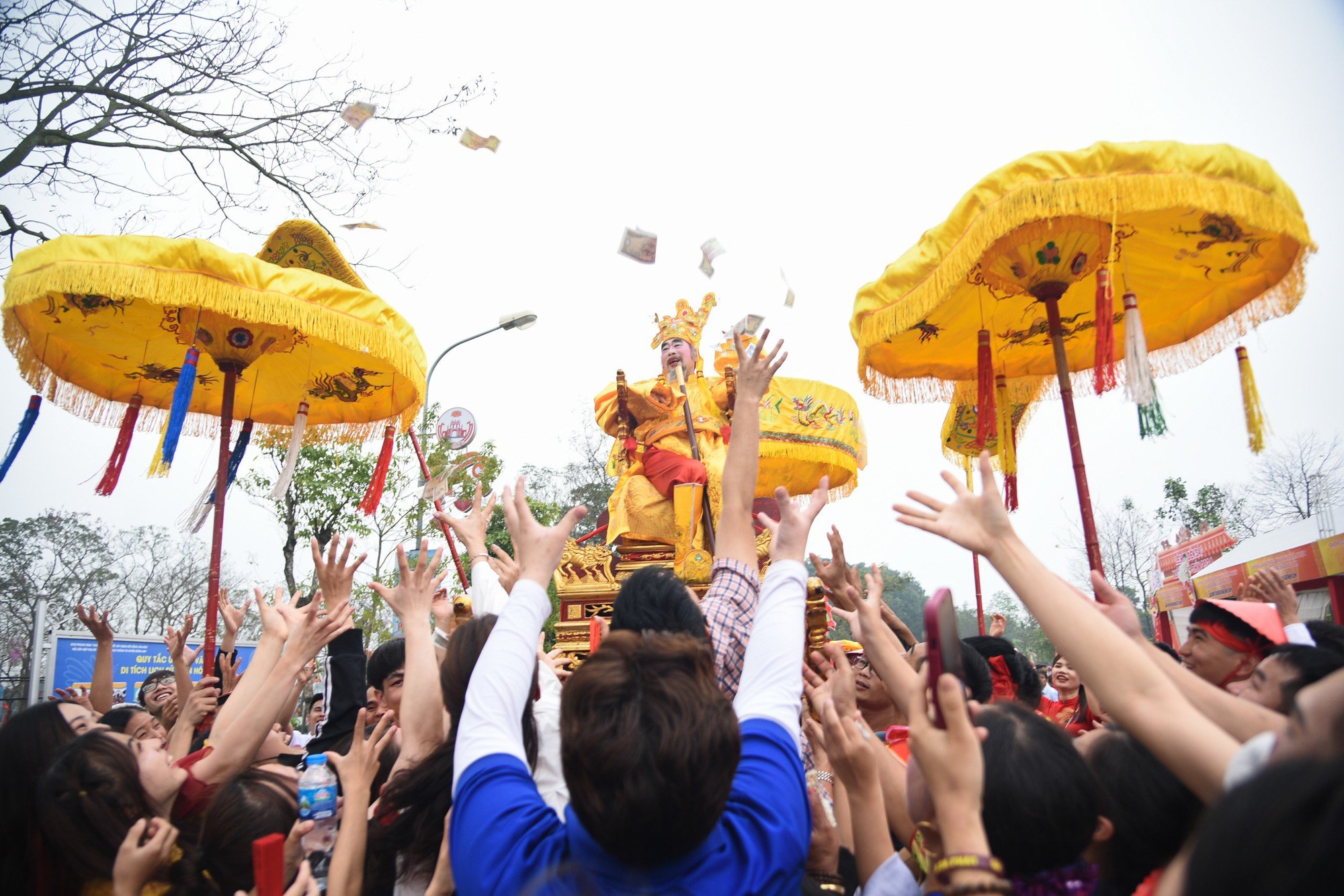 Lễ hội đền Sái với nghi thức rước "vua, chúa sống" mong ước một năm mới tài lộc, thành công, bình an và hạnh phúc, được ví như một bảo tàng bách khoa về đời sống văn hoá, tinh thần phong phủ xa của Nhân dân thôn Thụy Lôi, xã Thụy Lâm nói riêng và Nhân dân Đông Anh nói chung. Lễ hội đền Sái với nghi thức rước "vua, chúa sống" mong ước một năm mới tài lộc, thành công, bình an và hạnh phúc, được ví như một bảo tàng bách khoa về đời sống văn hoá, tinh thần phong phủ xa của Nhân dân thôn Thụy Lôi, xã Thụy Lâm nói riêng và Nhân dân Đông Anh nói chung.