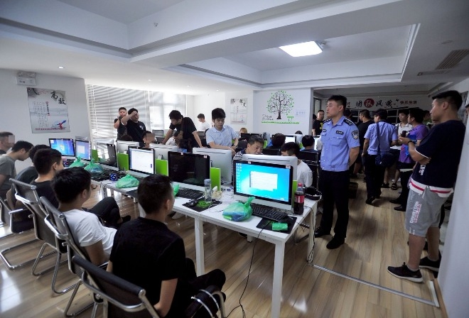 Thấy ngôi nhà bỏ hoang trên núi ban ngày không người, ban đêm bỗng nhộn nhịp, trưởng thôn sợ hãi lập tức báo cảnh sát, thành công triệt phá đường dây lừa đảo xuyên quốc gia - Ảnh 3.