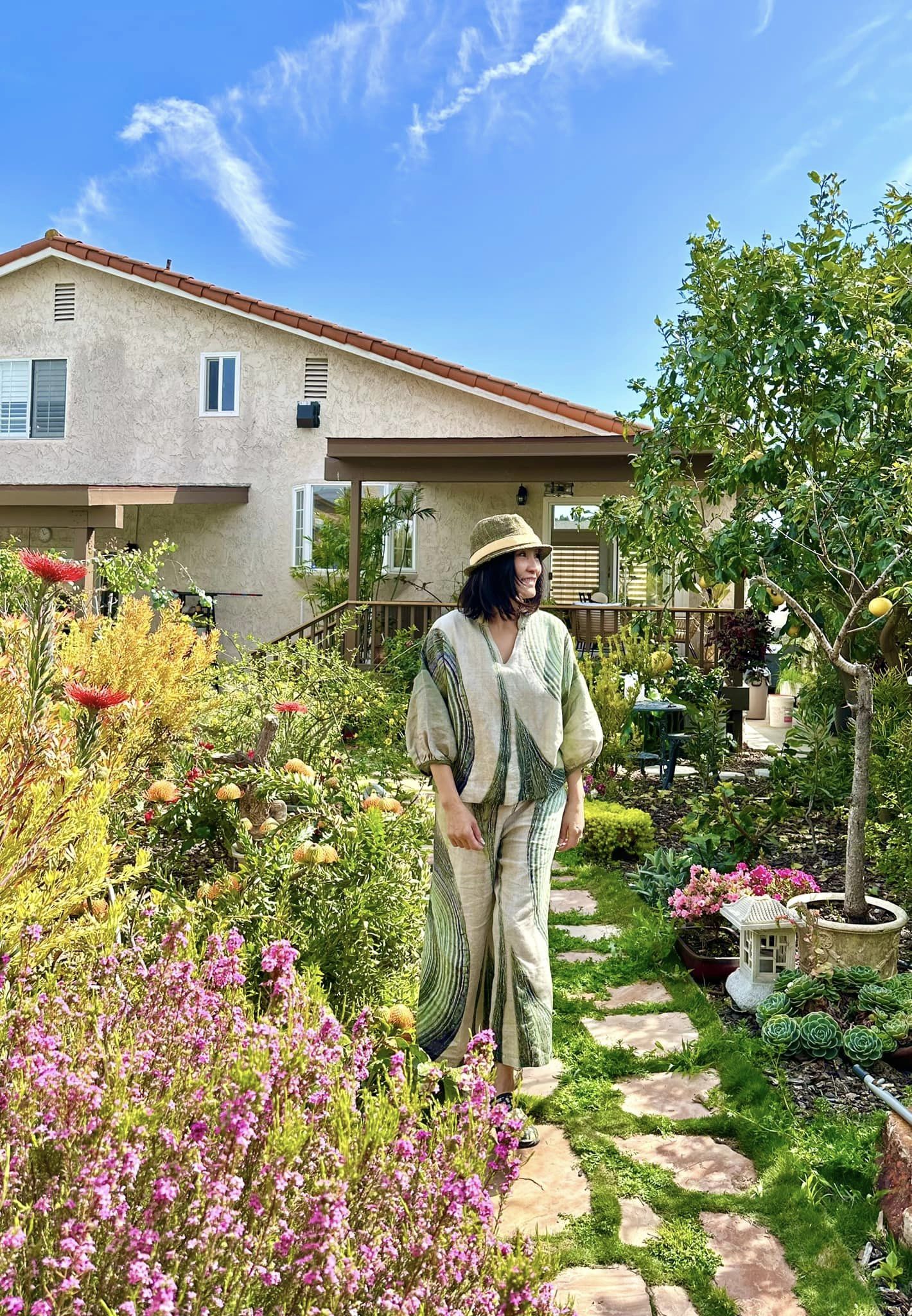 ''Phú bà'' phim Mai sở hữu khu vườn cổ tích ở Mỹ: Hoa trái nhiều vô kể, mùa xuân cây mọc che hết lối đi- Ảnh 3. ''Phú bà'' phim Mai sở hữu khu vườn cổ tích ở Mỹ: Hoa trái nhiều vô kể, mùa xuân cây mọc che hết lối đi- Ảnh 3.