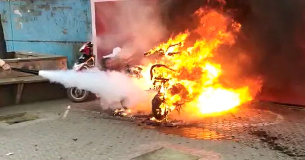 Xe điện có thể phát nổ vì 3 thói quen thường gặp, sửa ngay kẻo tính mạng bị đe dọa- Ảnh 2. Xe điện có thể phát nổ vì 3 thói quen thường gặp, sửa ngay kẻo tính mạng bị đe dọa- Ảnh 2.