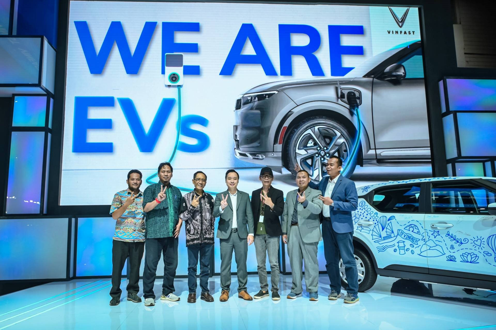 VinFast ký thỏa thuận cung cấp 600 xe điện cho 3 doanh nghiệp Indonesia - Ảnh 1.