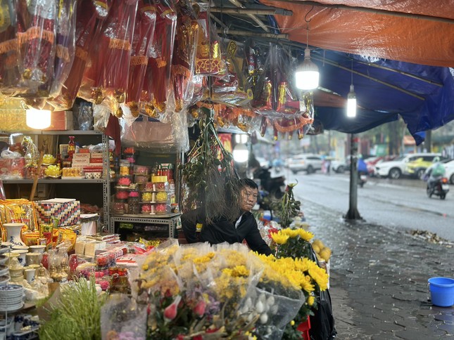 Hà Nội: Trời mưa không ngớt, thị trường rằm tháng Giêng đìu hiu - Ảnh 2.