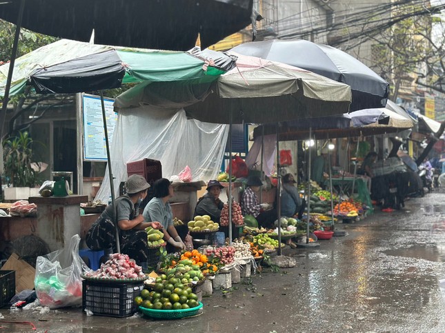 Hà Nội: Trời mưa không ngớt, thị trường rằm tháng Giêng đìu hiu - Ảnh 3.