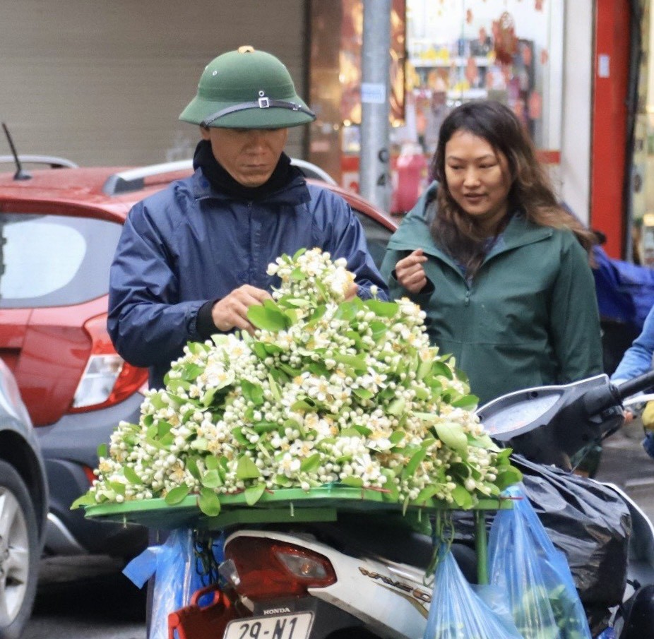 Gà ngậm hoa hồng 'chợ nhà giàu' hút khách ngày rằm tháng Giêng - Ảnh 15.