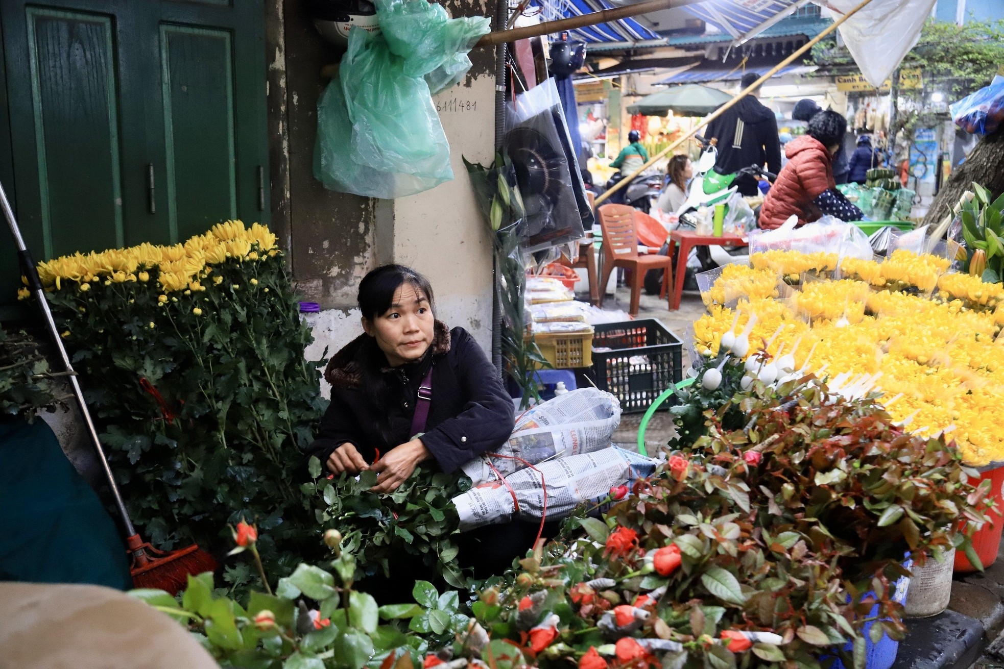 Gà ngậm hoa hồng 'chợ nhà giàu' hút khách ngày rằm tháng Giêng - Ảnh 14.