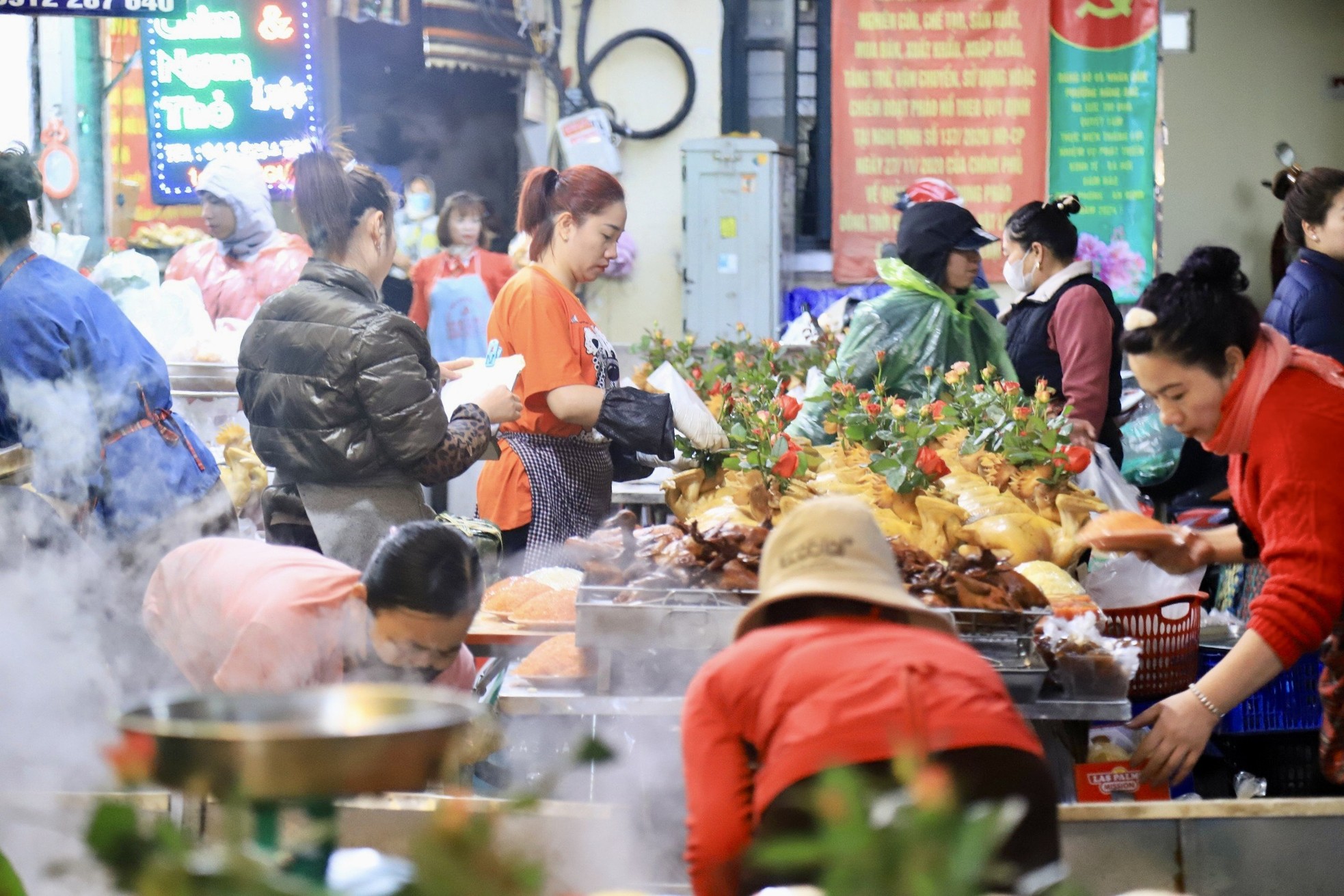 Gà ngậm hoa hồng 'chợ nhà giàu' hút khách ngày rằm tháng Giêng - Ảnh 2.