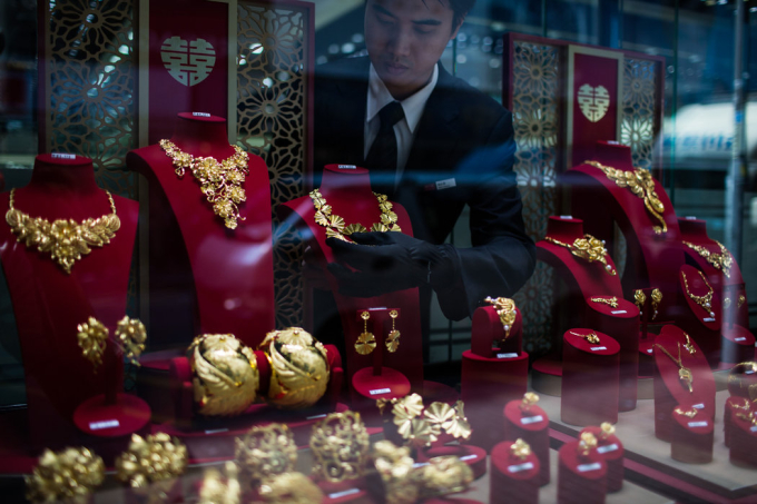 Chow Tai Fook - Đế chế trang sức hàng đầu Trung Quốc: Từ tiệm vàng nhỏ đến sản nghiệp nghìn tỷ, giàu có bậc nhất qua 3 thế hệ - Ảnh 7. Chow Tai Fook - Đế chế trang sức hàng đầu Trung Quốc: Từ tiệm vàng nhỏ đến sản nghiệp nghìn tỷ, giàu có bậc nhất qua 3 thế hệ - Ảnh 7.