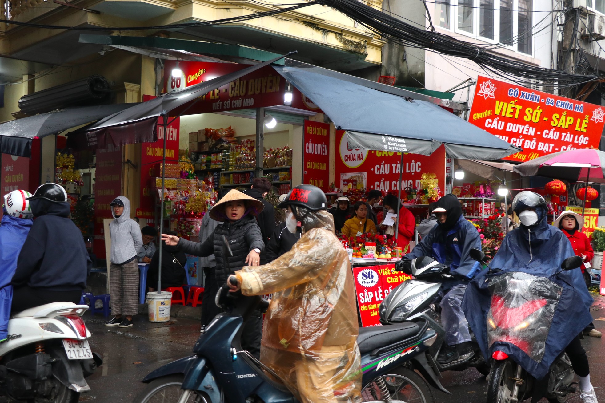 Nam thanh nữ tú đi chùa Hà cầu duyên ngày rằm tháng Giêng - Ảnh 2.