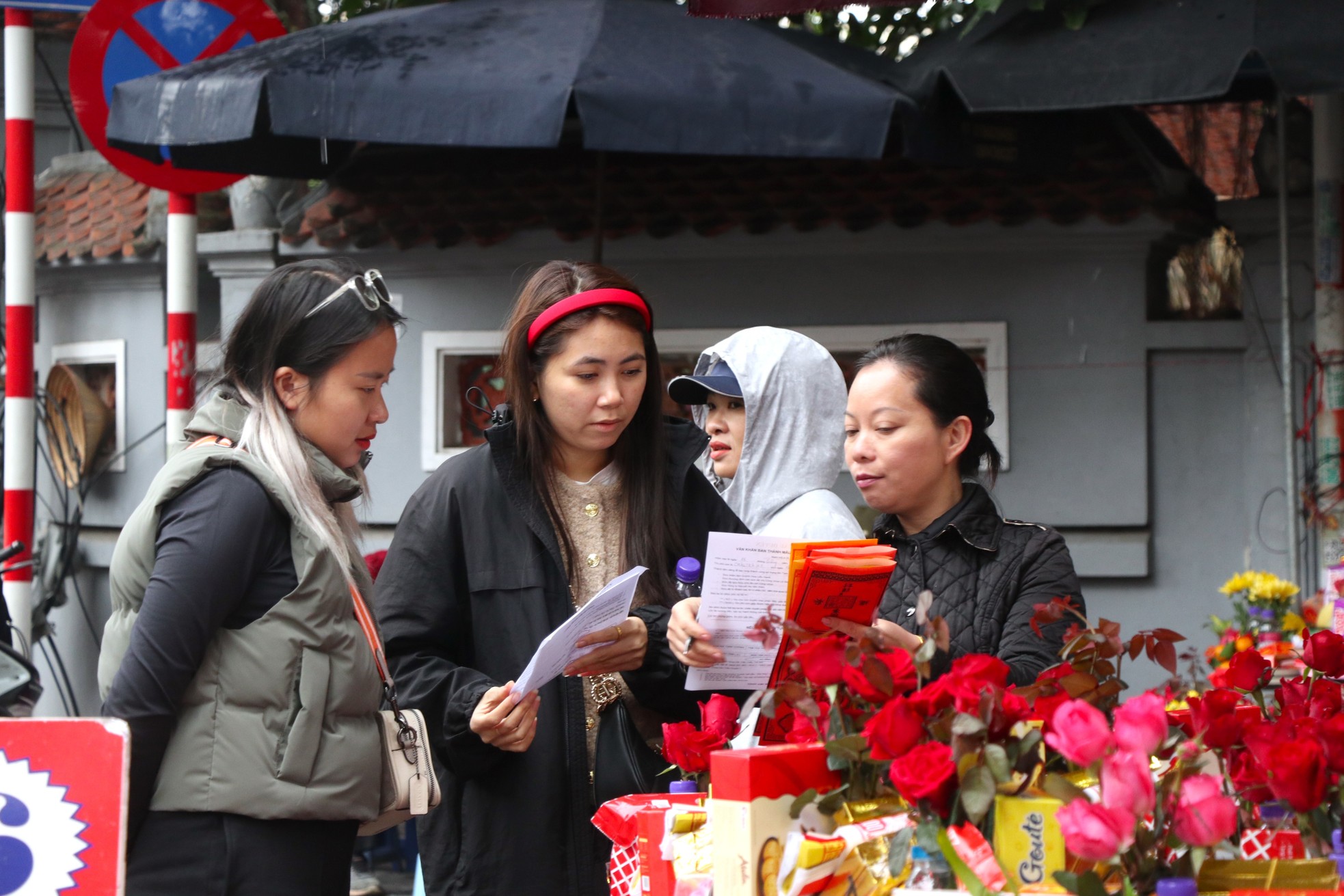 Nam thanh nữ tú đi chùa Hà cầu duyên ngày rằm tháng Giêng - Ảnh 3.