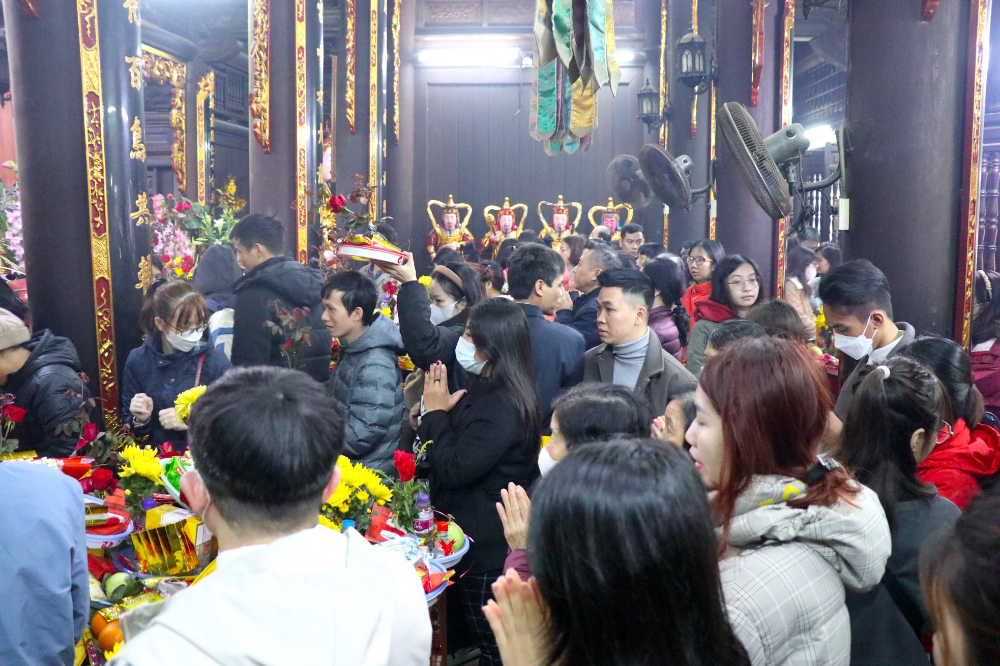 Nam thanh nữ tú đi chùa Hà cầu duyên ngày rằm tháng Giêng - Ảnh 1.