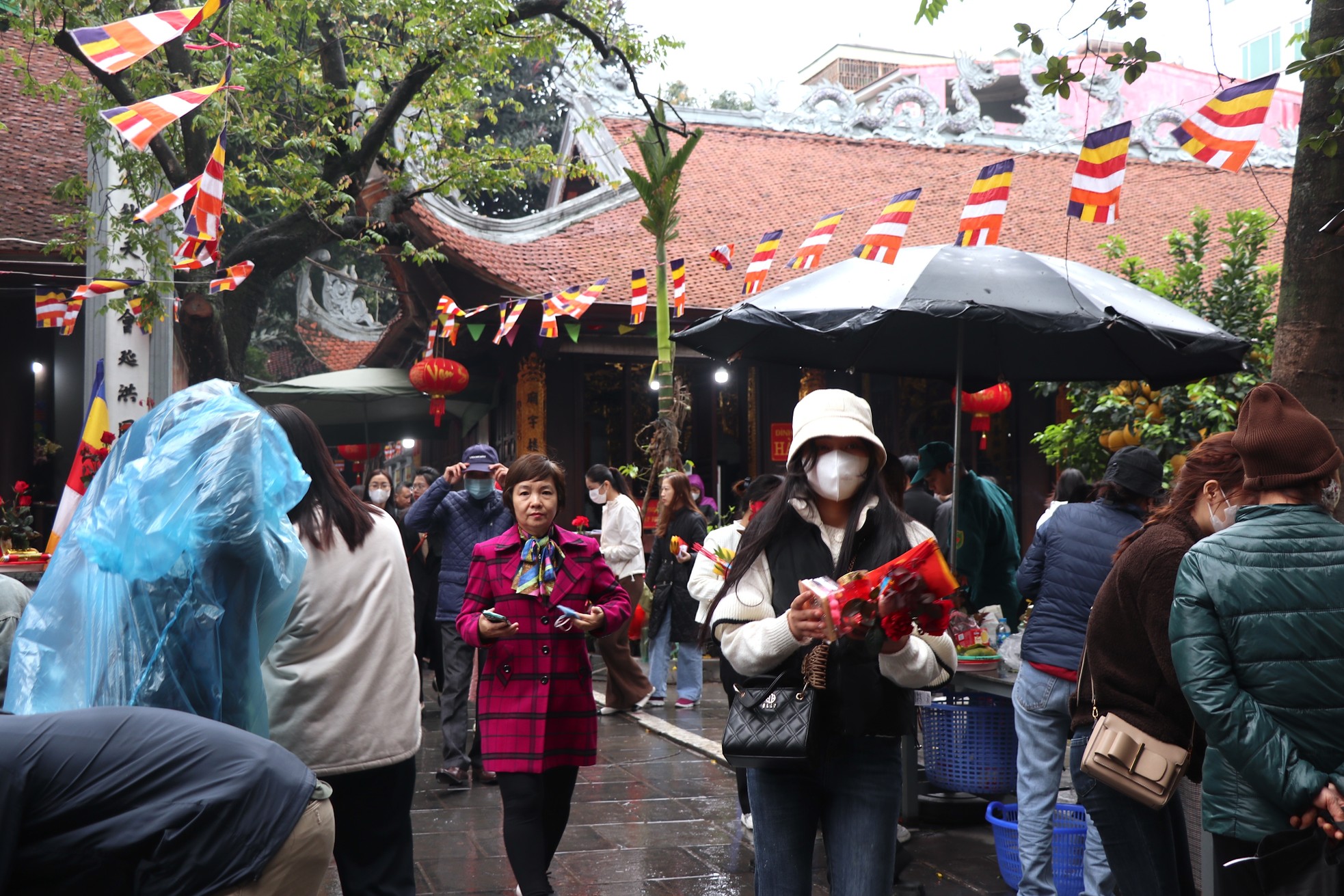 Nam thanh nữ tú đi chùa Hà cầu duyên ngày rằm tháng Giêng - Ảnh 10.