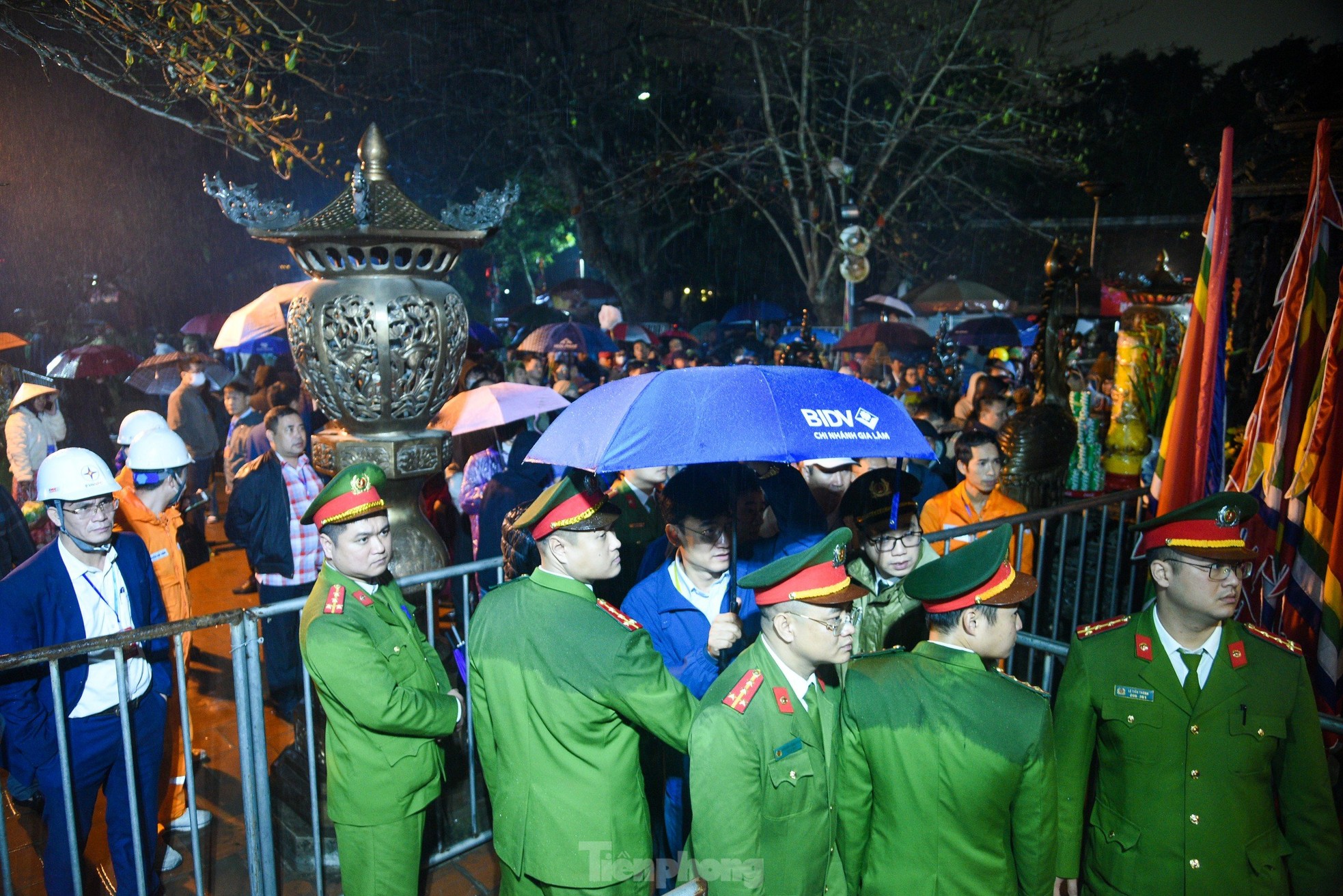 Dòng người đổ về dự khai ấn đền Trần dưới mưa lạnh, đặt 70 chốt an ninh - Ảnh 1.