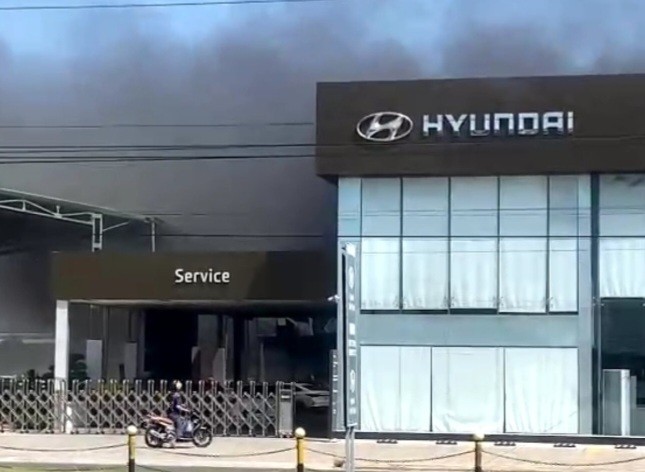 Cháy đại lý kinh doanh ô tô ở Bình Thuận - Ảnh 1.