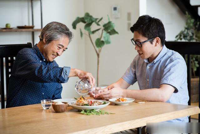 72 tuổi, có tiền tiết kiệm 2,7 tỷ đồng, tôi không cho con trai tất cả: Phản ứng của con khiến tôi sững sờ- Ảnh 2. 72 tuổi, có tiền tiết kiệm 2,7 tỷ đồng, tôi không cho con trai tất cả: Phản ứng của con khiến tôi sững sờ- Ảnh 2.
