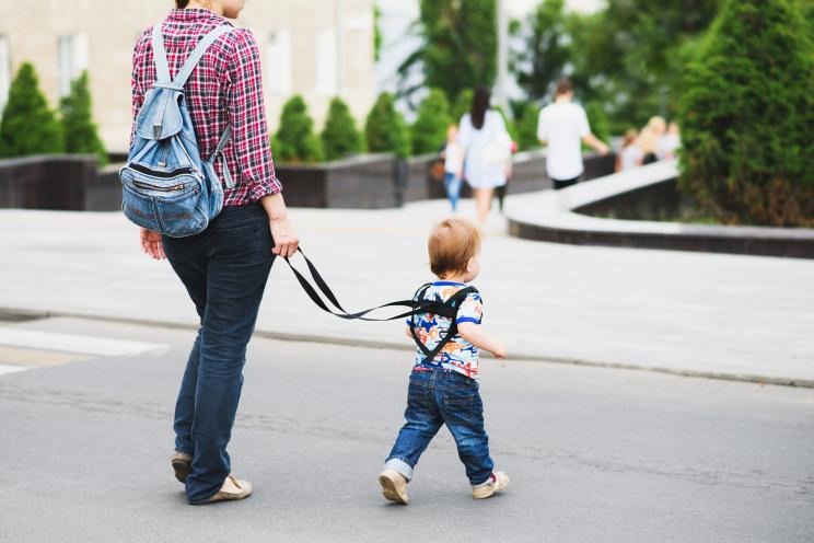 Bà mẹ hứng chỉ trích vì dùng dây giữ con trai nuôi chỗ đông người, lời giải thích gây bất ngờ- Ảnh 1. Bà mẹ hứng chỉ trích vì dùng dây giữ con trai nuôi chỗ đông người, lời giải thích gây bất ngờ- Ảnh 1.