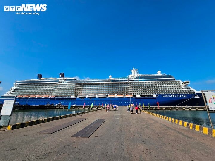 Siêu tàu Celebrity Solstice chở gần 2.800 du khách cập cảng Thừa Thiên - Huế - Ảnh 1.