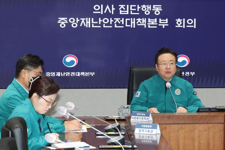 Khủng hoảng y tế tại Hàn Quốc ngày thứ 8: Bệnh nhân vạ vật chờ khám bệnh, hơn 10.000 bác sĩ nhận &quot;tối hậu thư&quot;- Ảnh 4.