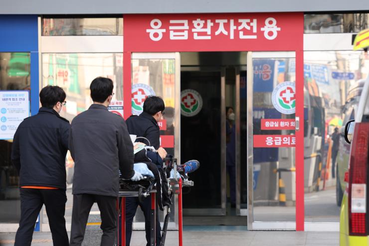Khủng hoảng y tế tại Hàn Quốc ngày thứ 8: Bệnh nhân vạ vật chờ khám bệnh, hơn 10.000 bác sĩ nhận &quot;tối hậu thư&quot;- Ảnh 1.
