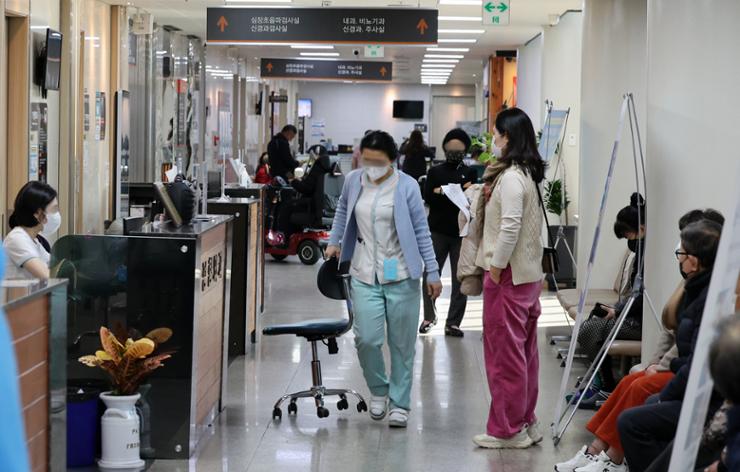 Khủng hoảng y tế tại Hàn Quốc ngày thứ 8: Bệnh nhân vạ vật chờ khám bệnh, hơn 10.000 bác sĩ nhận &quot;tối hậu thư&quot;- Ảnh 2.