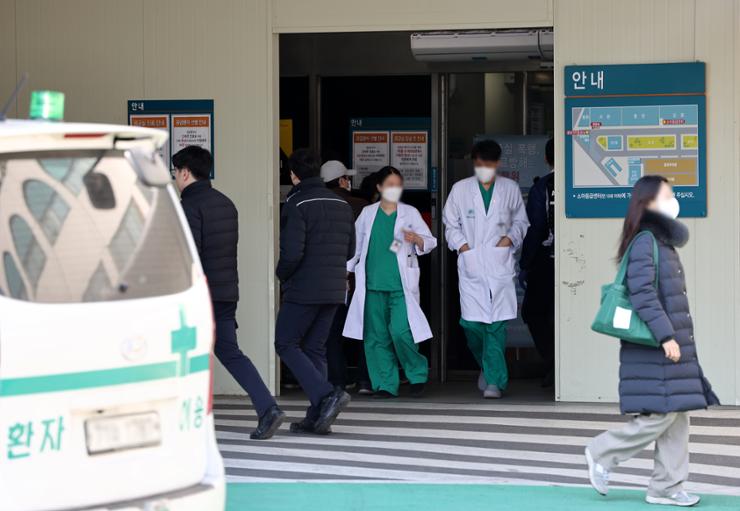 Khủng hoảng y tế tại Hàn Quốc ngày thứ 8: Bệnh nhân vạ vật chờ khám bệnh, hơn 10.000 bác sĩ nhận &quot;tối hậu thư&quot;- Ảnh 3.