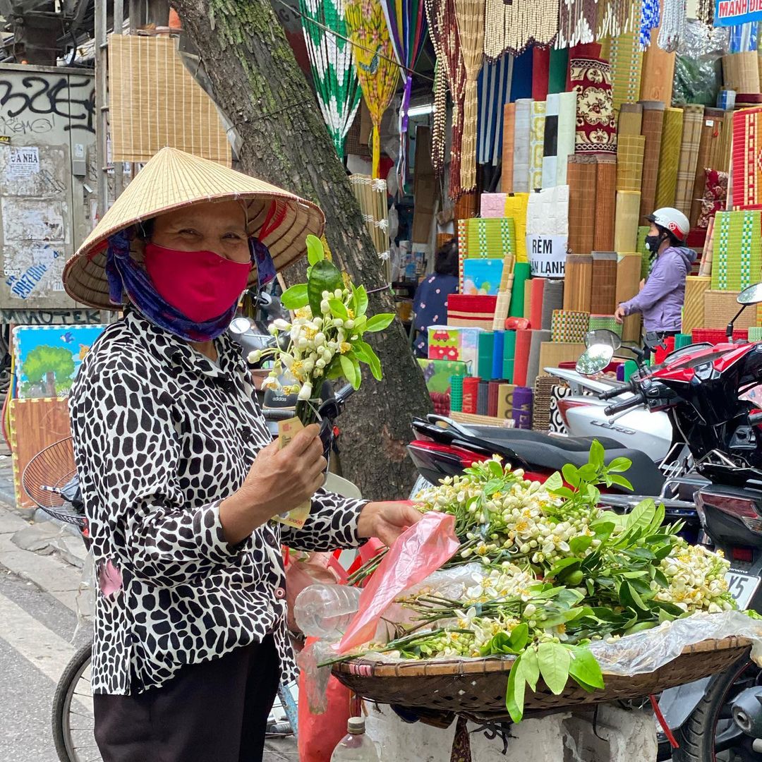 "Tháng 3 hoa bưởi", chị em đừng quên thú chơi tao nhã đầy hoài niệm của Hà Nội chỉ có ở mùa này nhé!- Ảnh 1.