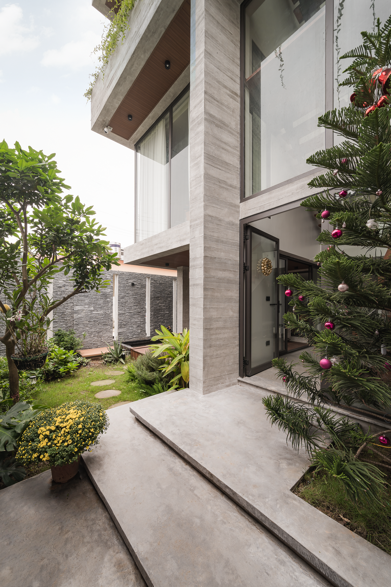 Ngôi nhà 3 thế hệ được ví như "chốn ẩn mình" lý tưởng nhờ được ôm trọn bởi không gian sân vườn xanh mát- Ảnh 16. Ngôi nhà 3 thế hệ được ví như "chốn ẩn mình" lý tưởng nhờ được ôm trọn bởi không gian sân vườn xanh mát- Ảnh 16.