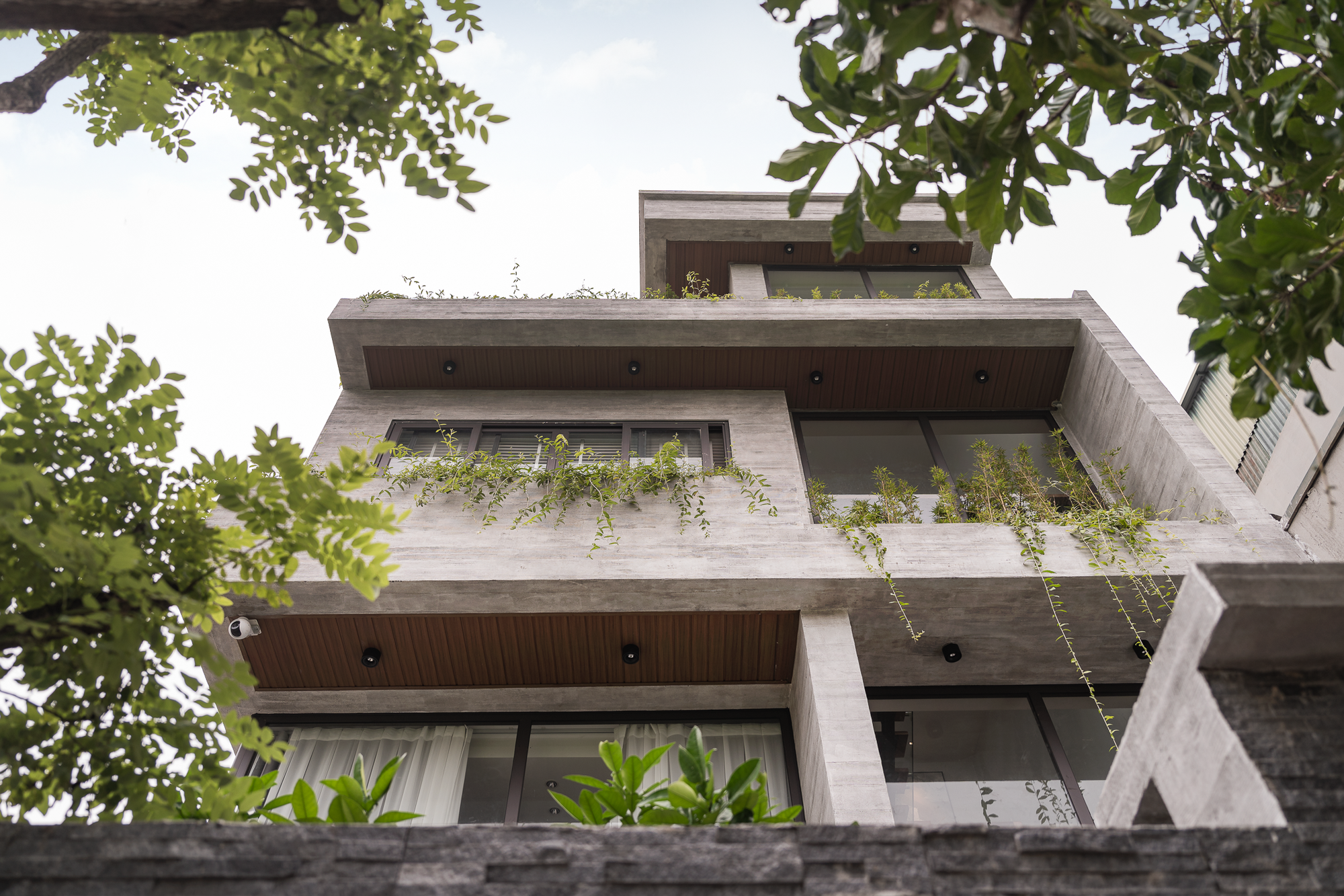 Ngôi nhà 3 thế hệ được ví như "chốn ẩn mình" lý tưởng nhờ được ôm trọn bởi không gian sân vườn xanh mát- Ảnh 2. Ngôi nhà 3 thế hệ được ví như "chốn ẩn mình" lý tưởng nhờ được ôm trọn bởi không gian sân vườn xanh mát- Ảnh 2.