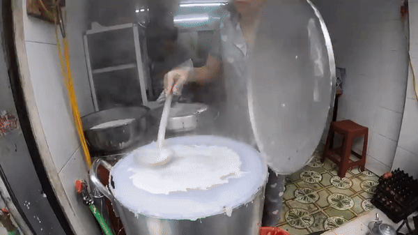 Khách Tây khen ngợi hương vị của một món bình dân bán đầy vỉa hè Việt Nam, nhận xét: Khách Tây khen ngợi hương vị của một món bình dân bán đầy vỉa hè Việt Nam, nhận xét: