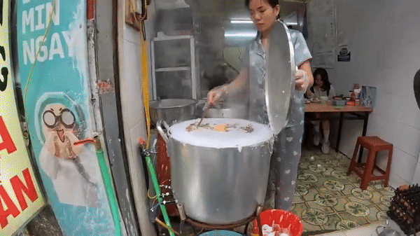 Khách Tây khen ngợi hương vị của một món bình dân bán đầy vỉa hè Việt Nam, nhận xét: Khách Tây khen ngợi hương vị của một món bình dân bán đầy vỉa hè Việt Nam, nhận xét: