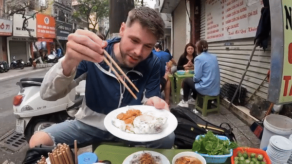 Khách Tây khen ngợi hương vị của một món bình dân bán đầy vỉa hè Việt Nam, nhận xét: Khách Tây khen ngợi hương vị của một món bình dân bán đầy vỉa hè Việt Nam, nhận xét: