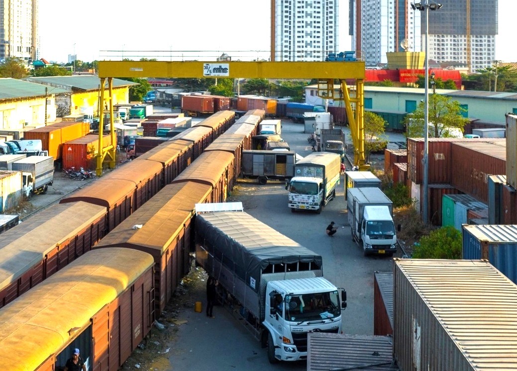 Cận cảnh ga hàng hóa đầu mối đi quốc tế lớn nhất Việt Nam - Ảnh 10.