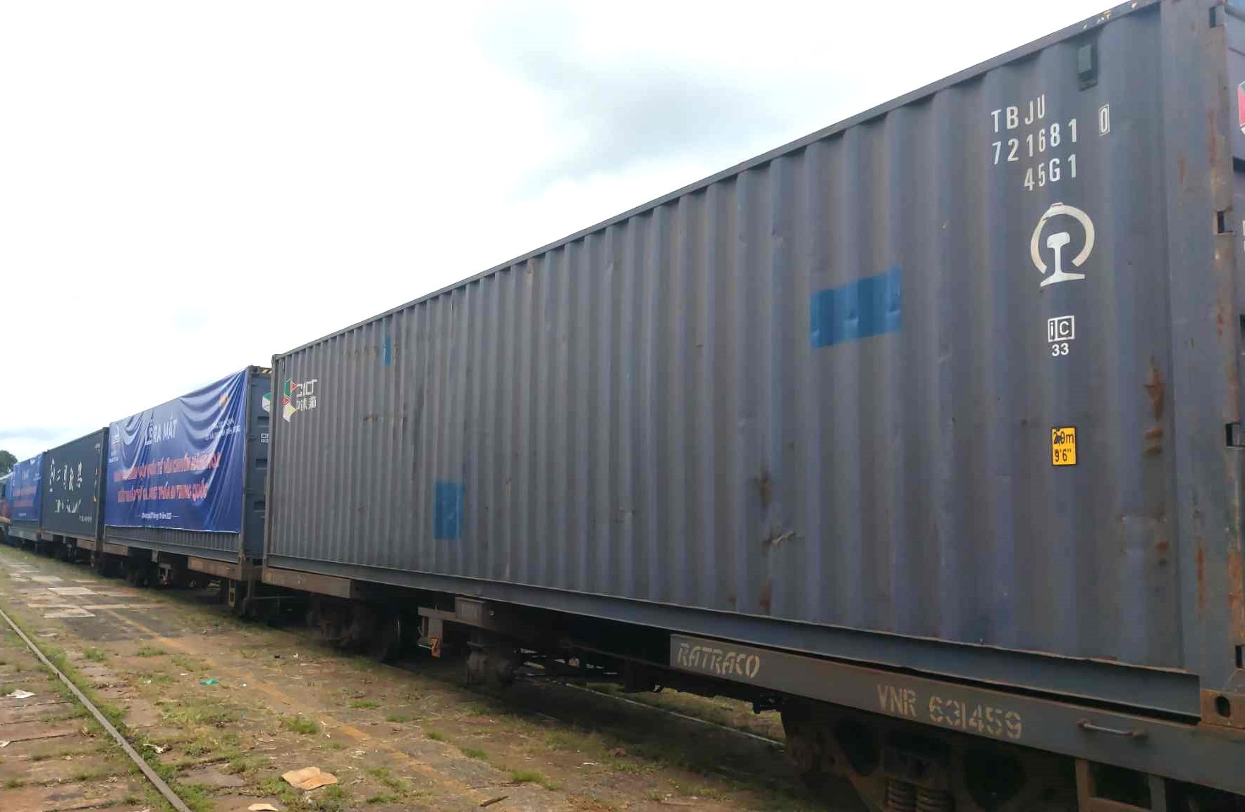 Cận cảnh ga hàng hóa đầu mối đi quốc tế lớn nhất Việt Nam - Ảnh 7.