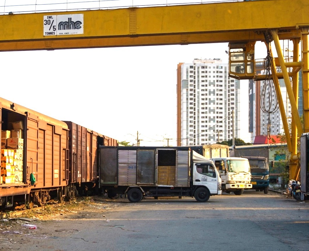 Cận cảnh ga hàng hóa đầu mối đi quốc tế lớn nhất Việt Nam - Ảnh 9.