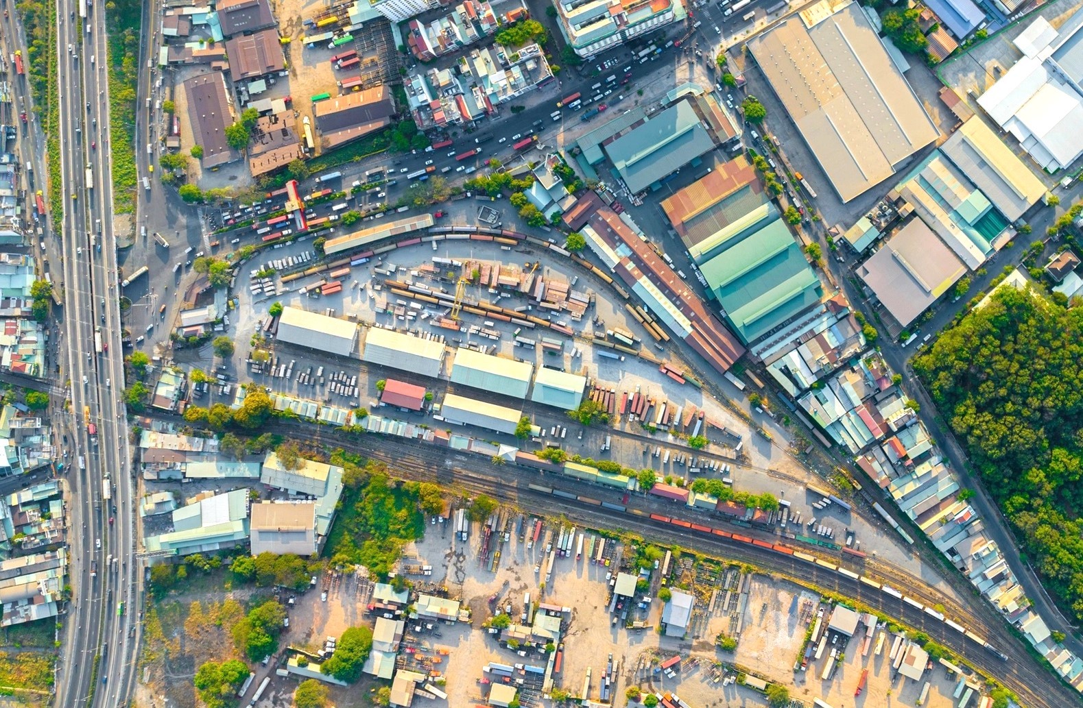 Cận cảnh ga hàng hóa đầu mối đi quốc tế lớn nhất Việt Nam - Ảnh 1.