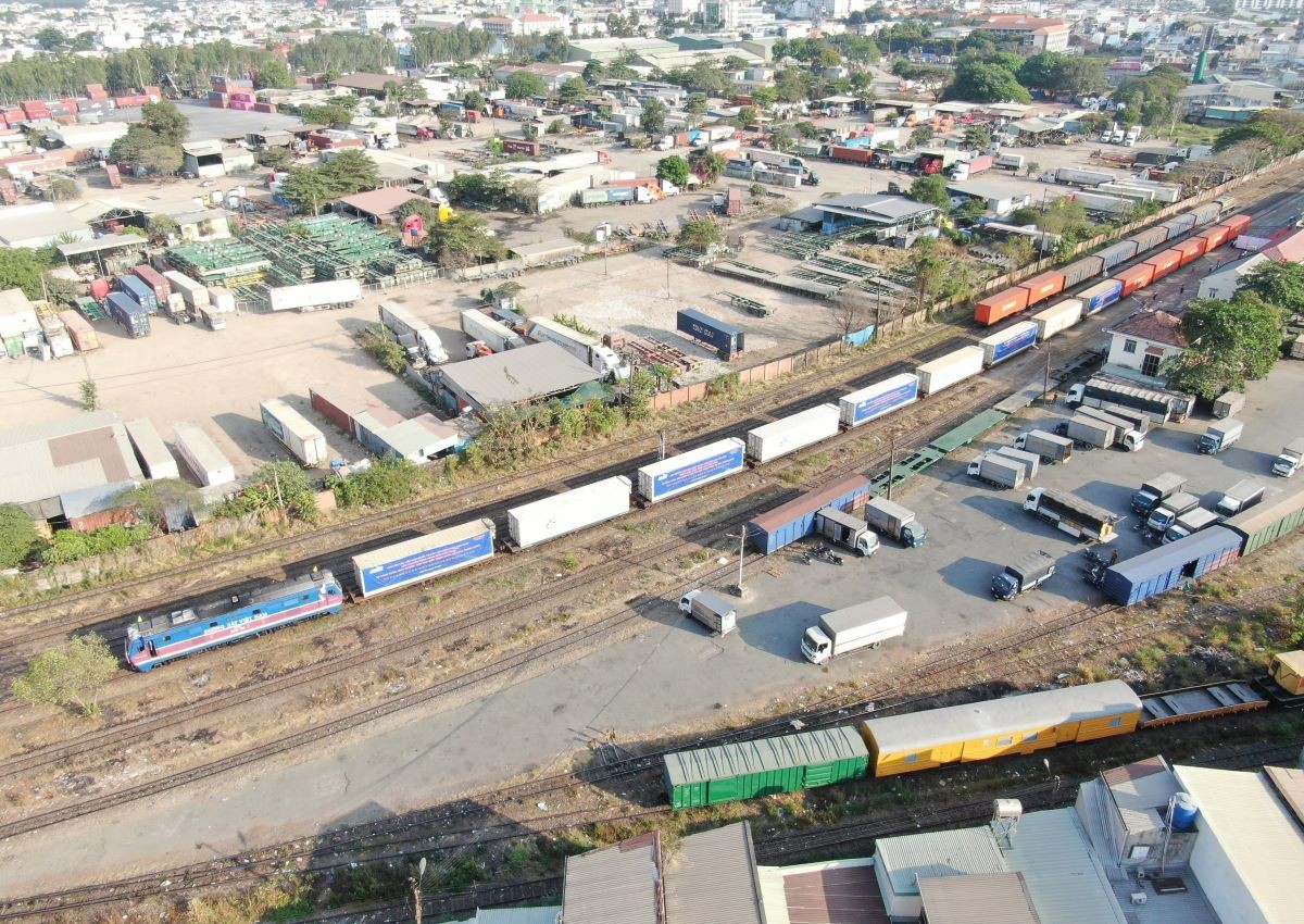 Cận cảnh ga hàng hóa đầu mối đi quốc tế lớn nhất Việt Nam - Ảnh 11.