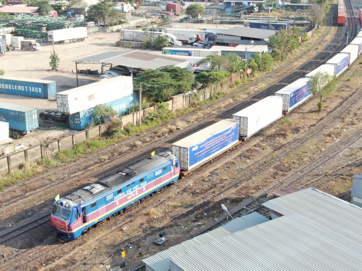 Cận cảnh ga hàng hóa đầu mối đi quốc tế lớn nhất Việt Nam - Ảnh 5.