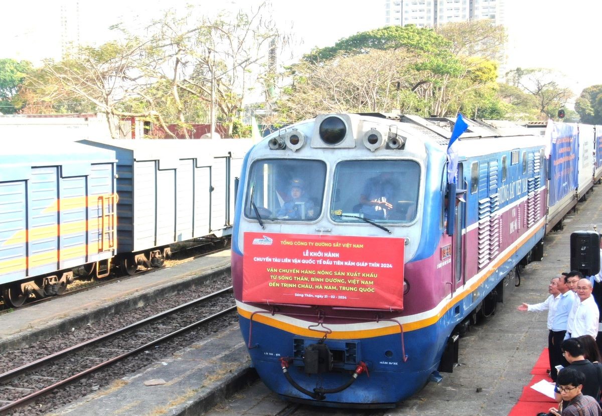 Cận cảnh ga hàng hóa đầu mối đi quốc tế lớn nhất Việt Nam - Ảnh 3.