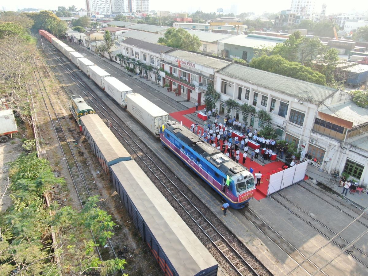 Cận cảnh ga hàng hóa đầu mối đi quốc tế lớn nhất Việt Nam - Ảnh 4.