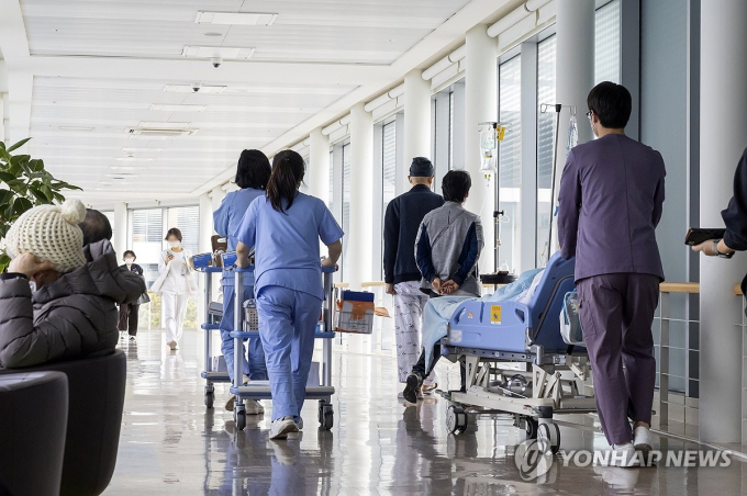 Khủng hoảng y tế ngày thứ 10 tại Hàn Quốc: Chỉ 300 bác sĩ trở lại, Chính phủ chuẩn bị truy tố hàng loạt - Ảnh 1.