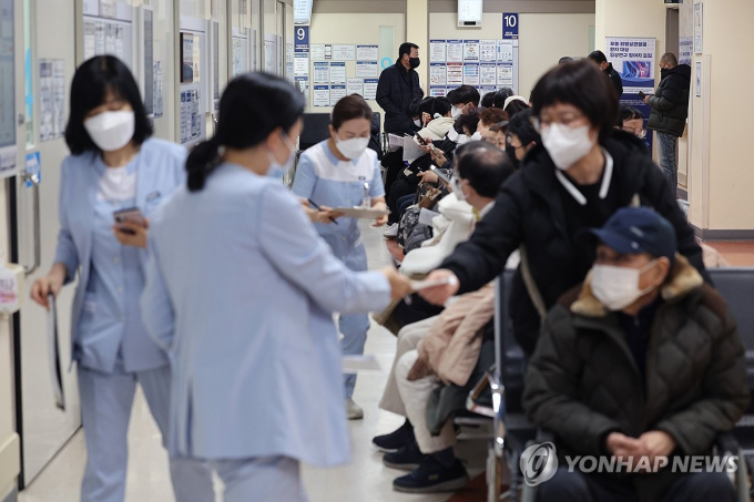 Khủng hoảng y tế ngày thứ 10 tại Hàn Quốc: Chỉ 300 bác sĩ trở lại, Chính phủ chuẩn bị truy tố hàng loạt - Ảnh 2.