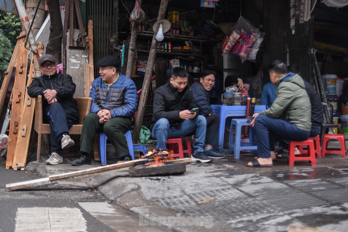 Nhịp sống người dân Thủ đô trong những ngày mưa rét dị thường - Ảnh 10.