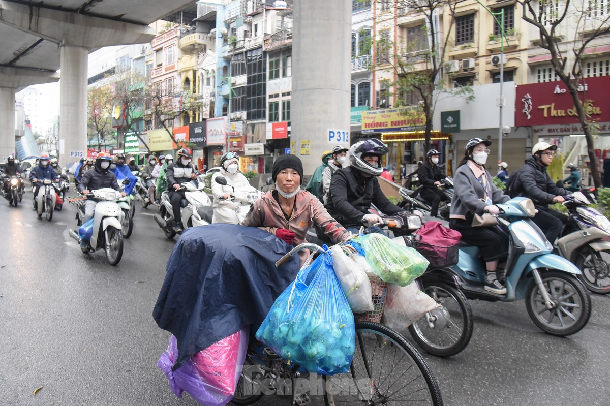 Nhịp sống người dân Thủ đô trong những ngày mưa rét dị thường - Ảnh 4.