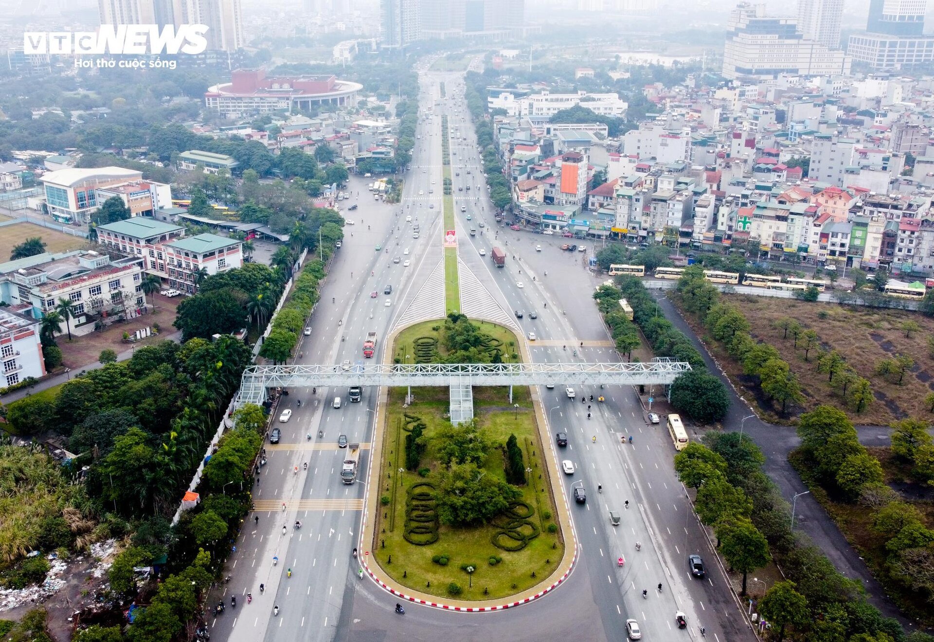 Kỳ lạ cầu bộ hành có lối đâm thẳng xuống bãi cỏ, bụi tre ở Hà Nội - Ảnh 1.