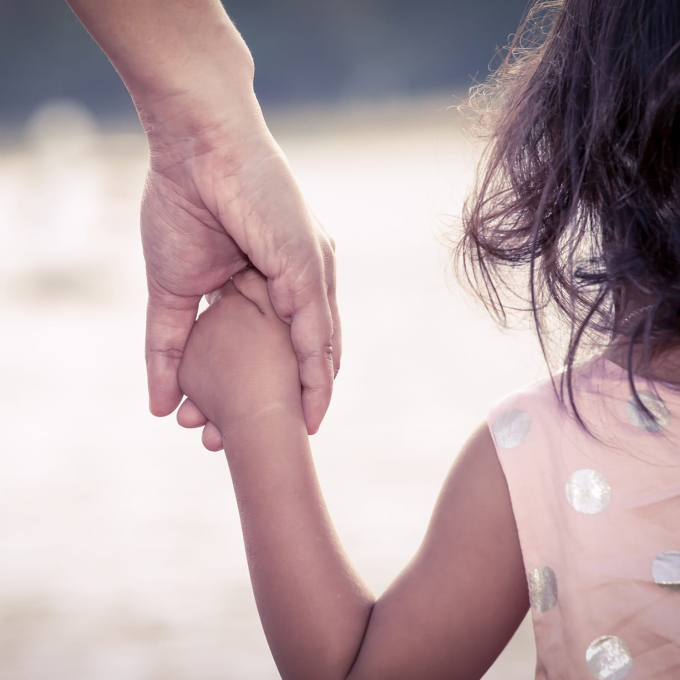 Nỗi ám ảnh đeo đẳng cả đời của những đứa trẻ mất cha mẹ từ nhỏ, ai nói trẻ con thơ ngây không biết đau đớn là gì? - Ảnh 2.