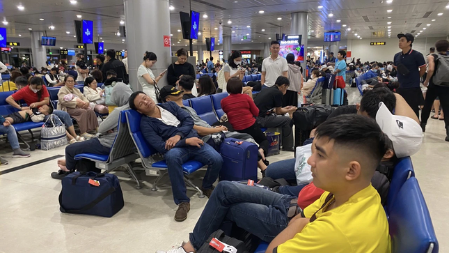 3 ngày 650 chuyến bay từ Tân Sơn Nhất bị chậm - Ảnh 1.