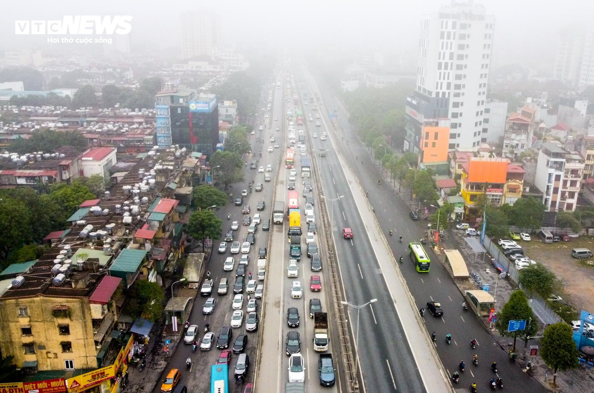 Đường vành đai hướng ra khỏi Hà Nội tắc từ sớm, gần 1 tiếng mới đi được 1km - Ảnh 5.