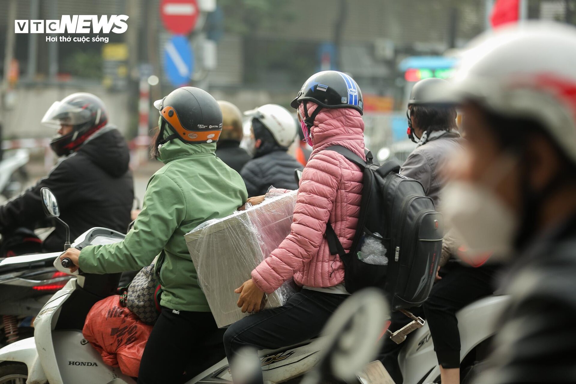 Đường vành đai hướng ra khỏi Hà Nội tắc từ sớm, gần 1 tiếng mới đi được 1km - Ảnh 12.