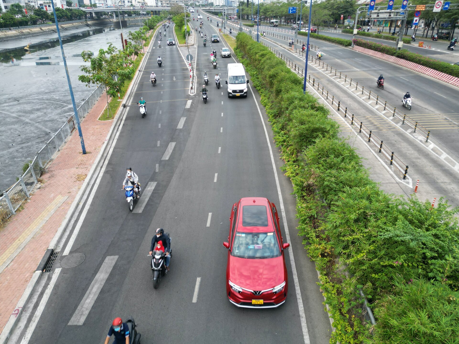 Khác lạ cảnh đường phố TP.HCM 'dễ thở' ngày cận Tết - Ảnh 4.