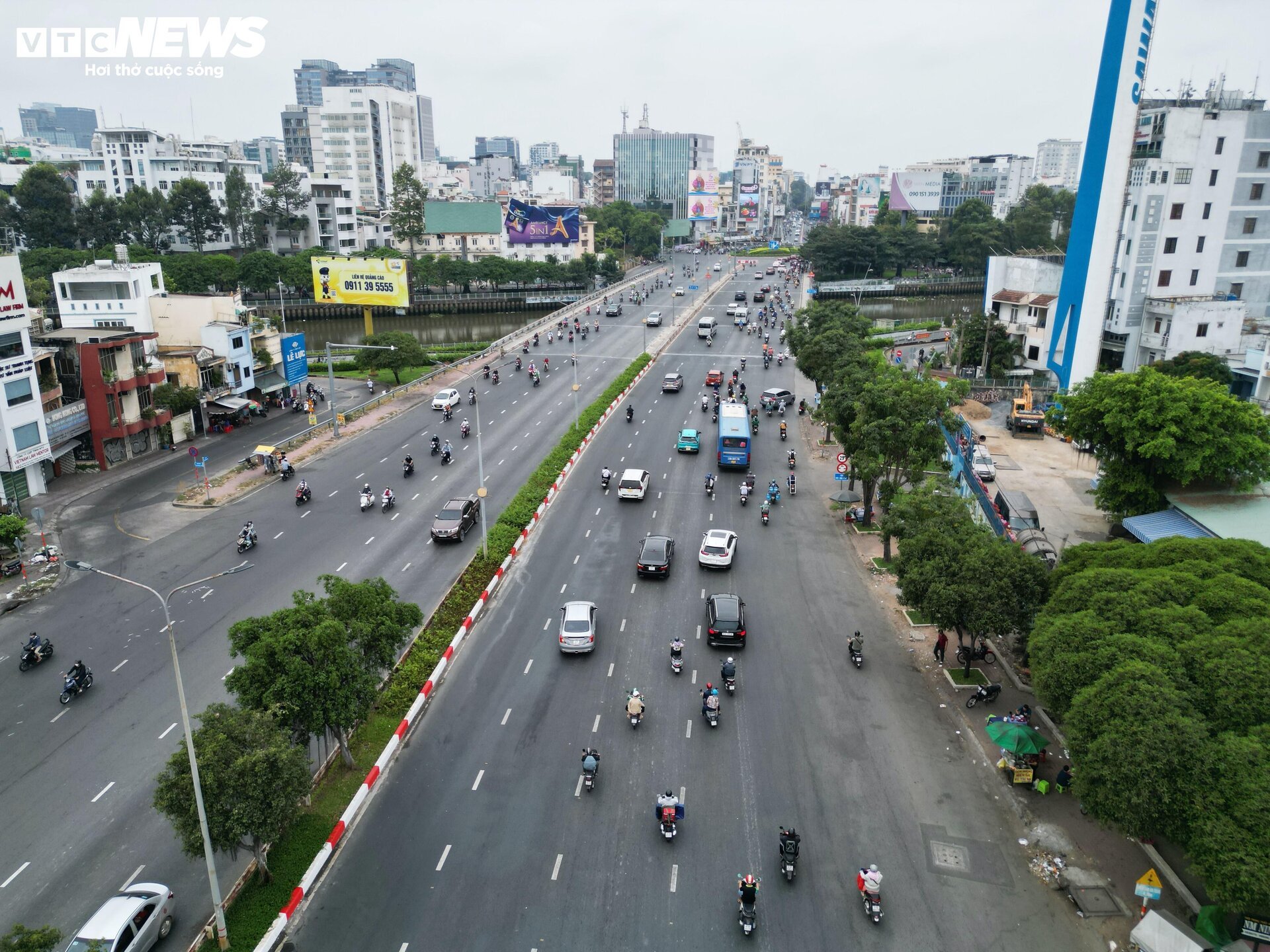 Khác lạ cảnh đường phố TP.HCM 'dễ thở' ngày cận Tết - Ảnh 10.