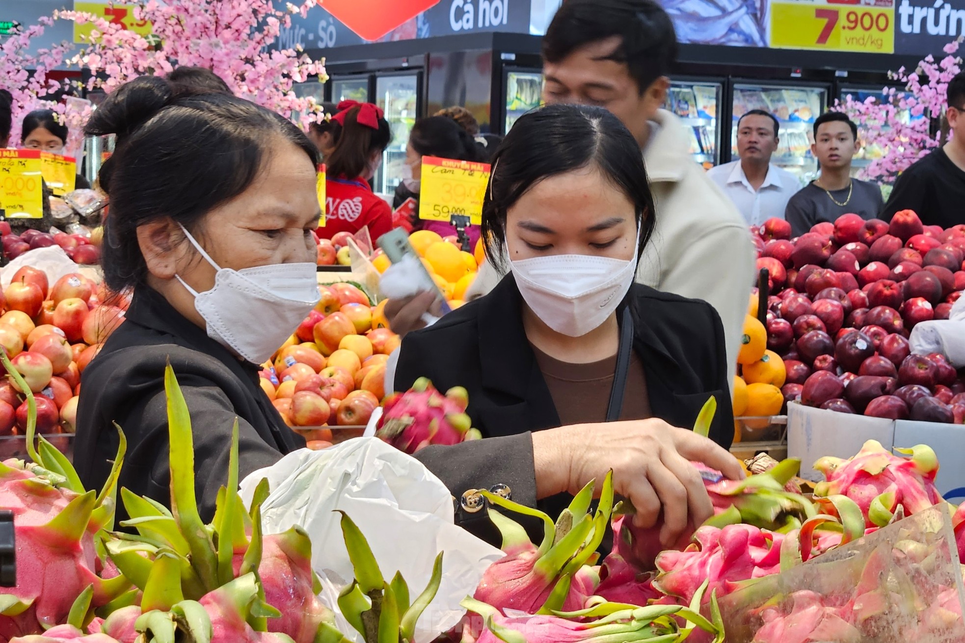 Cảnh trái ngược giữa siêu thị và chợ truyền thống ngày giáp Tết - Ảnh 6.